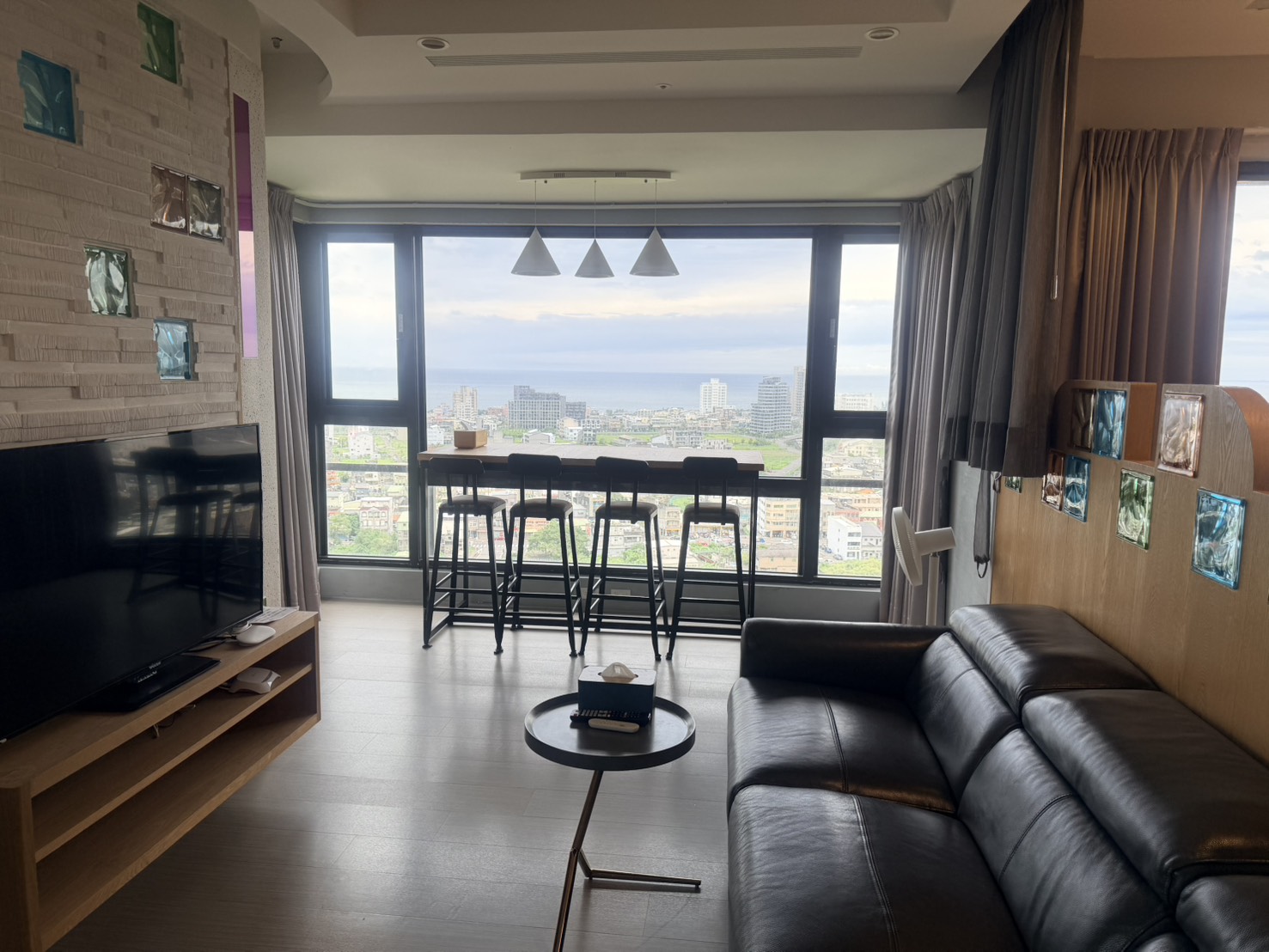 嶼光望海的木質海景客廳