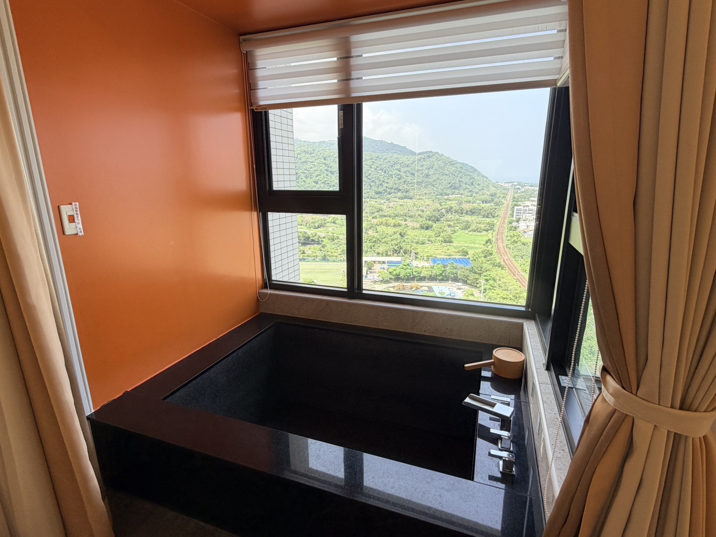 窗邊山景私人湯池