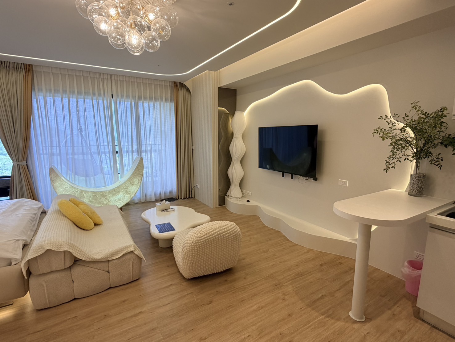 月白湯院的柔白寬敞房景